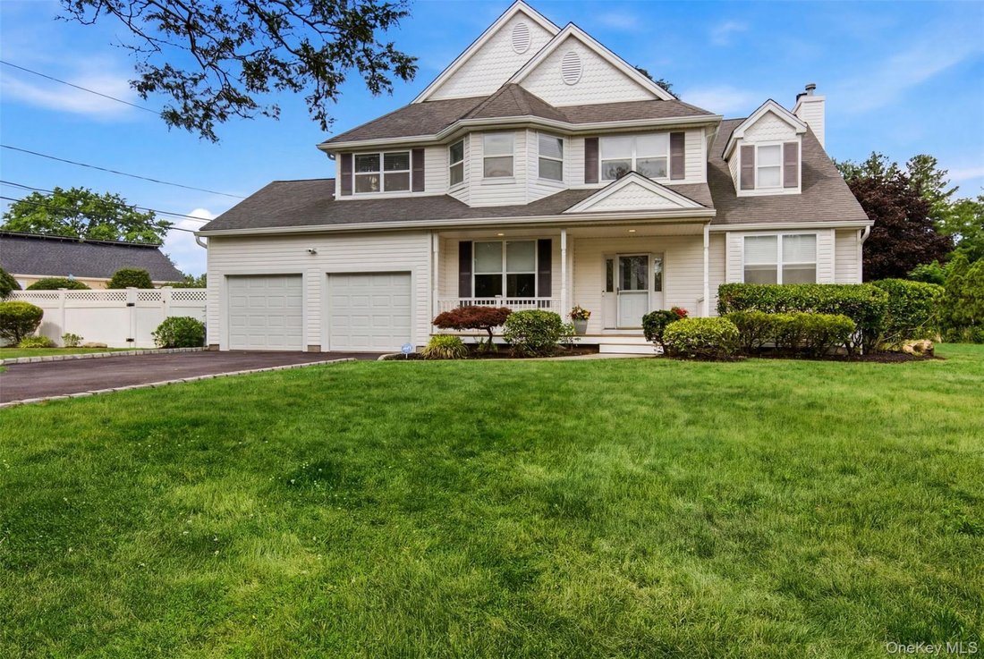 House in Commack, New York, United States 3 - 18452227
