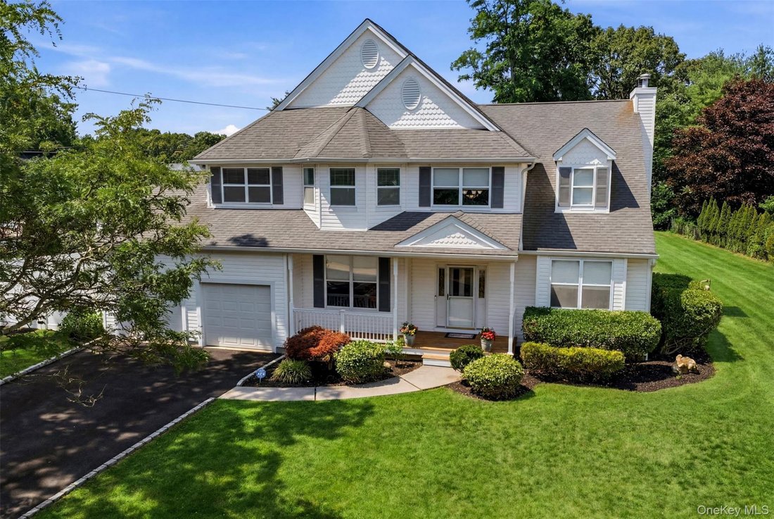 House in Commack, New York, United States 1 - 18452227