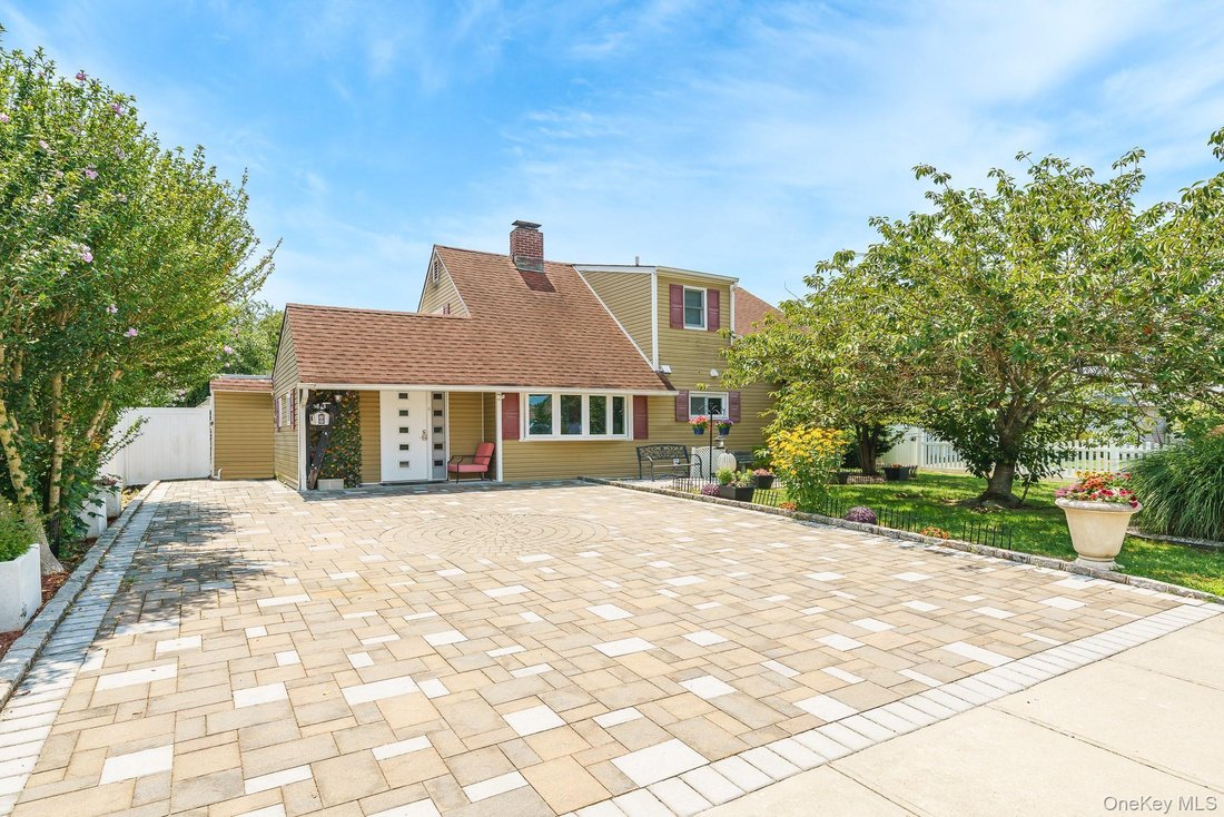 House in Levittown, New York, United States 1 - 18452046