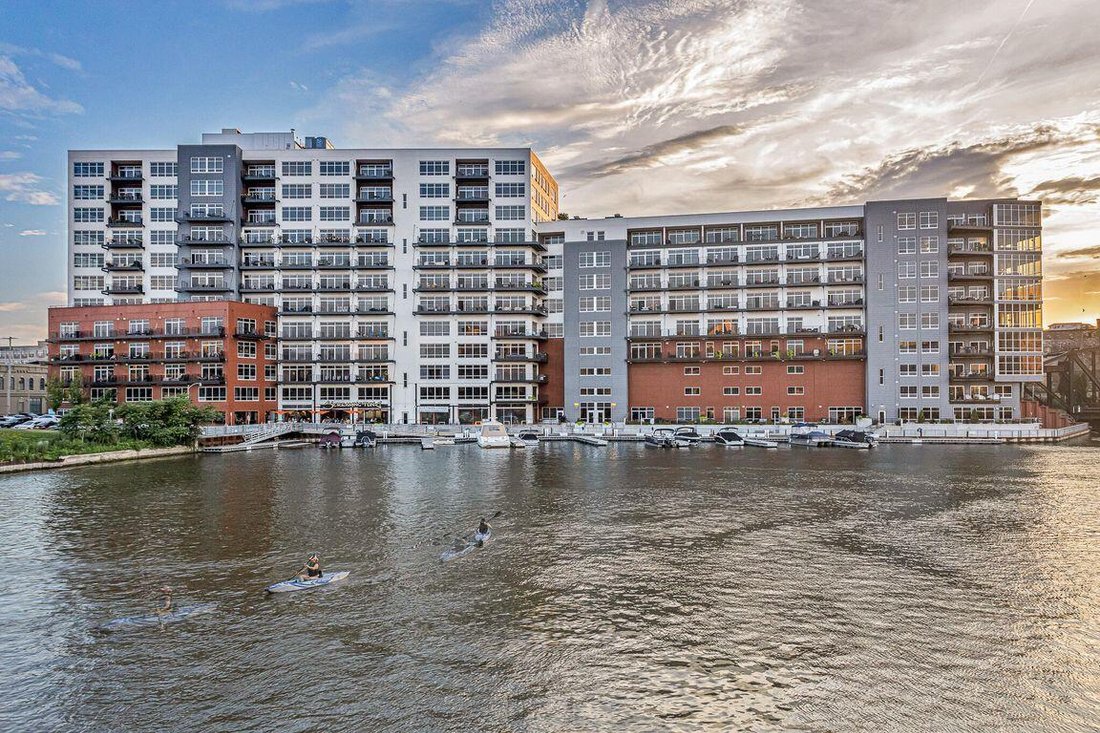 Condo in Milwaukee, Wisconsin, United States 3 - 18452885