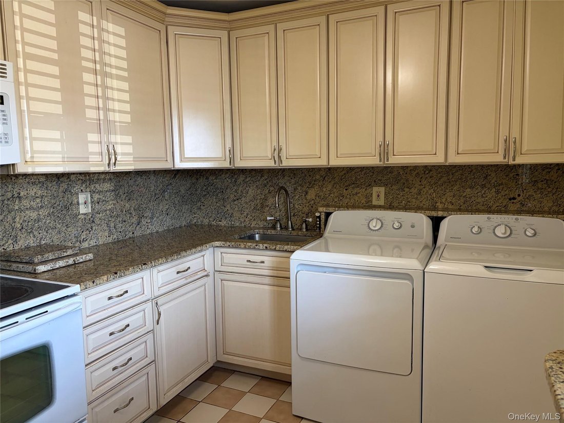 Condo in Amityville, New York, United States 4 - 18454035