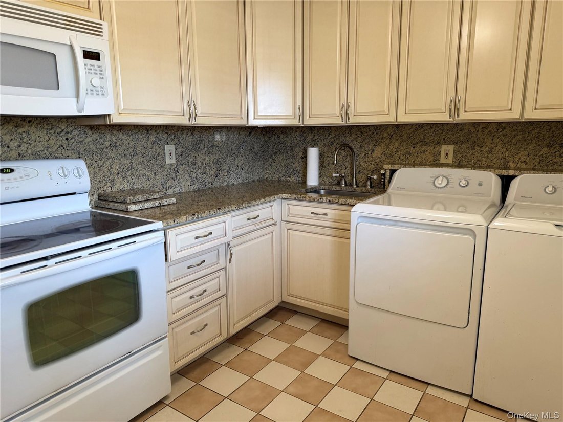 Condo in Amityville, New York, United States 3 - 18454035
