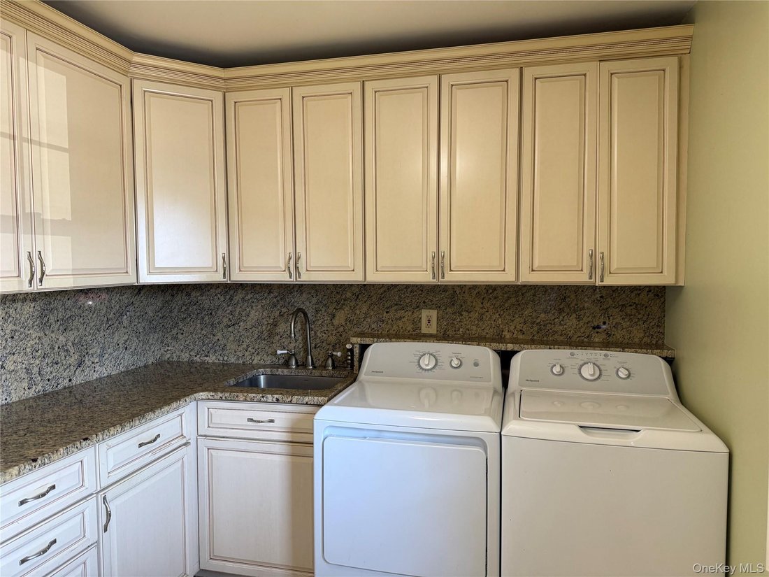 Condo in Amityville, New York, United States 5 - 18454035