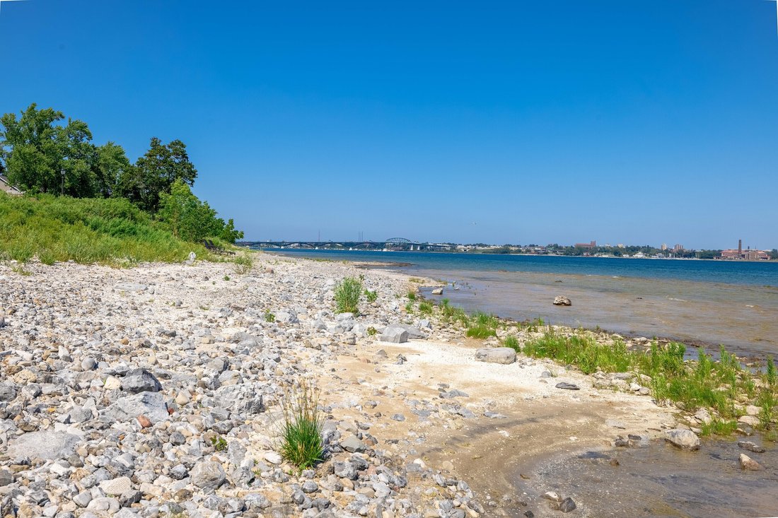 Fort Erie, Ontario, Canada 4 - 18454019