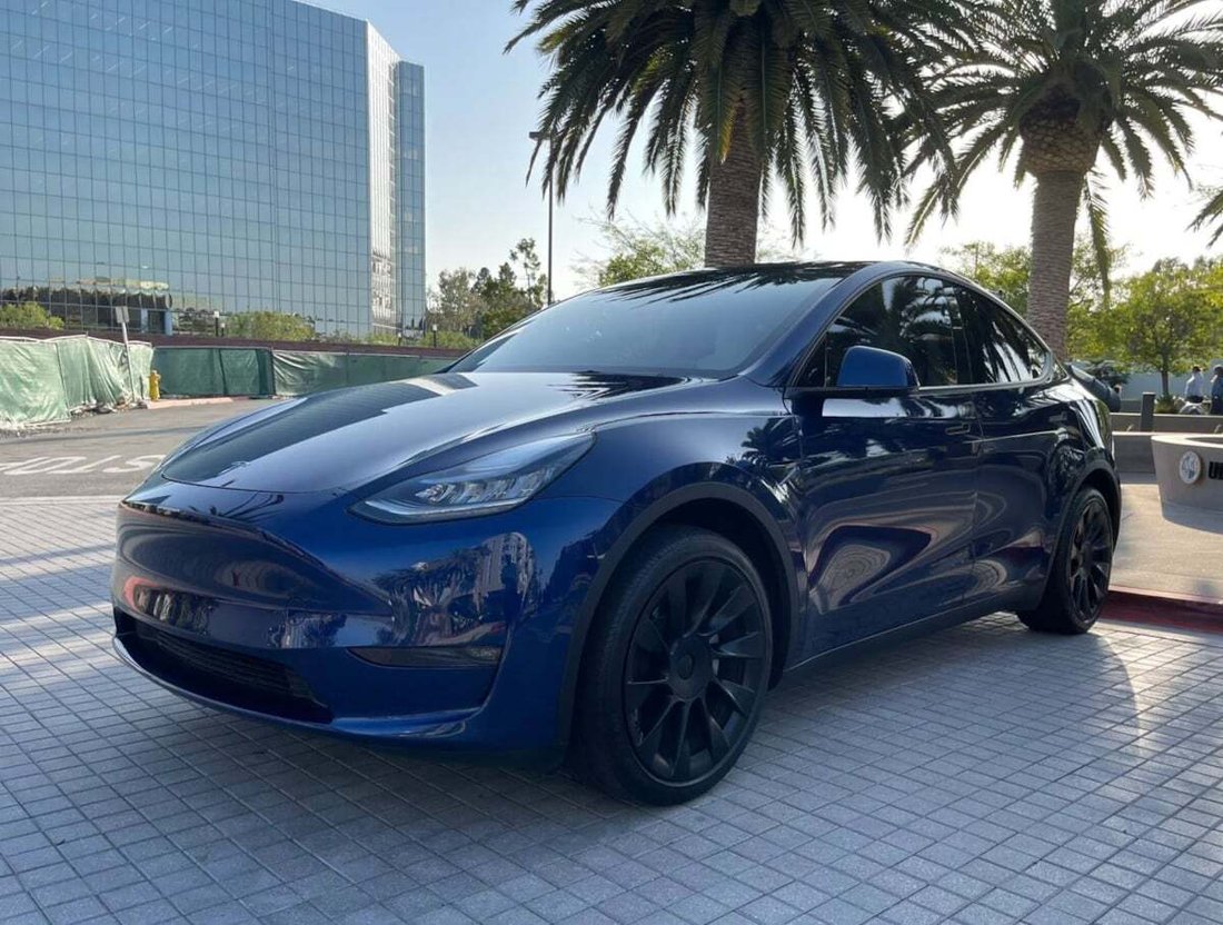 Suv in Newport Beach, CA, United States 3 - 18412275