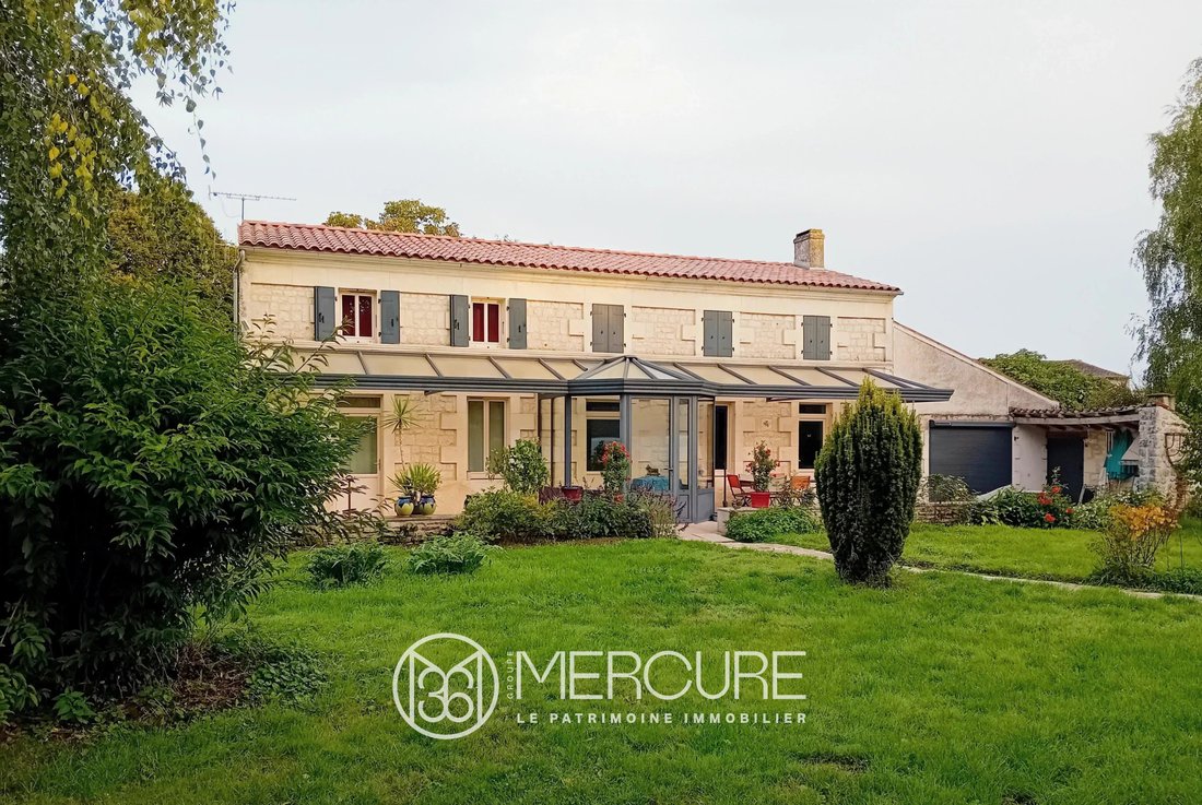 Estate in Centre, Saintes, France 1 - 18454131