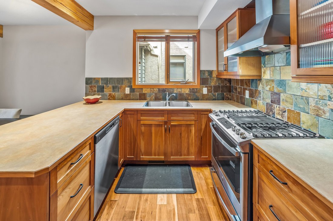 House in Canmore, Alberta, Canada 3 - 18454034