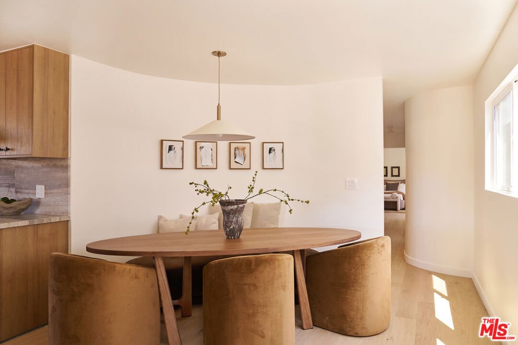 Los Angeles, California, United States 4 - 18453607