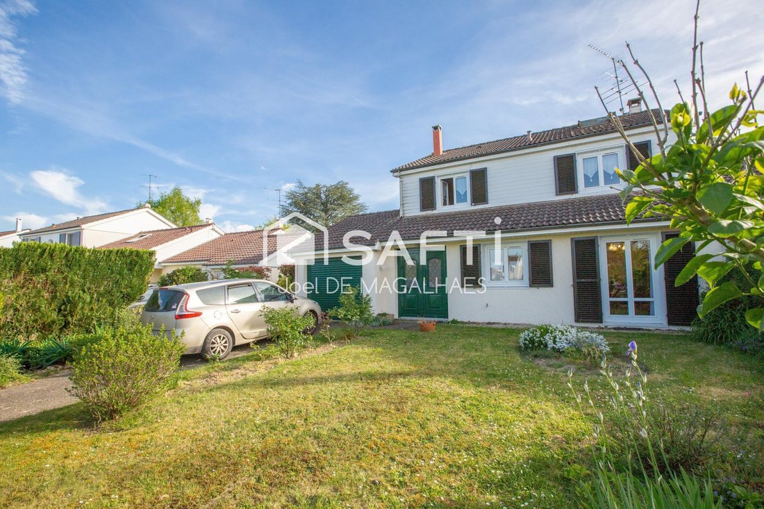 House in Le Mesnil-Saint-Denis, Ile-de-France, France 1 - 18455241