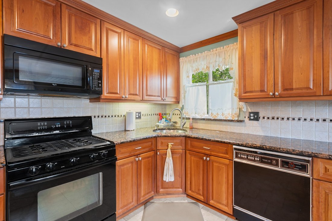 House in New Milford, New Jersey, United States 2 - 18455052