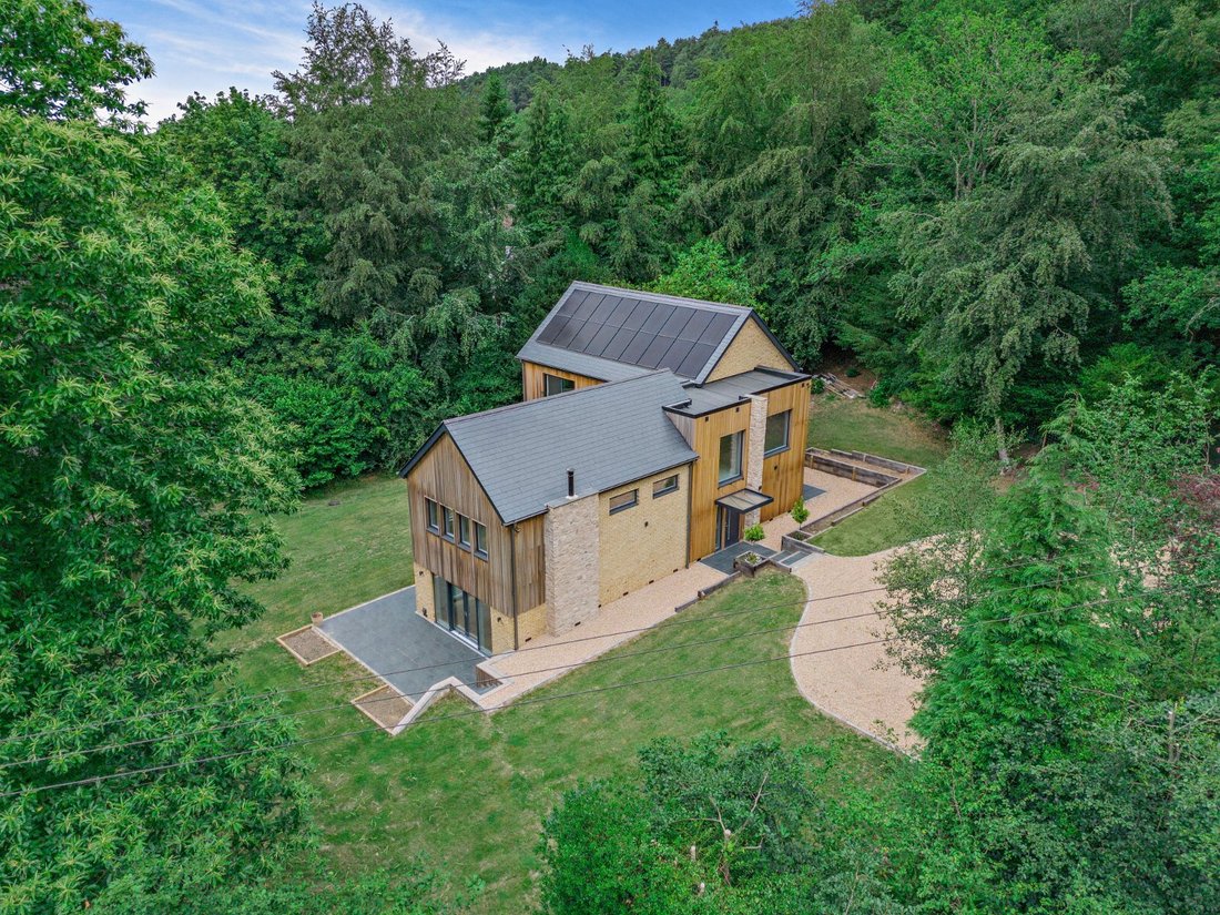 House in Hindhead, Grayshott, England 3 - 18456008