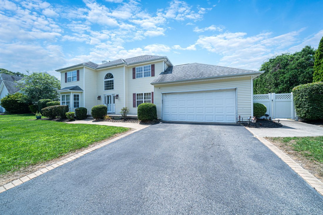 House in Coram, New York, United States 3 - 18392680