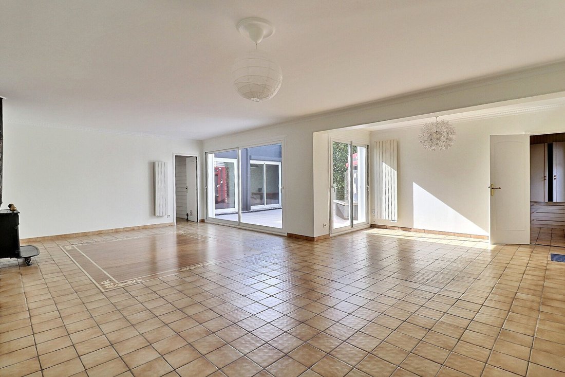 Villa in Mairie, Sainte-Genevieve-des-Bois, France 2 - 18314493