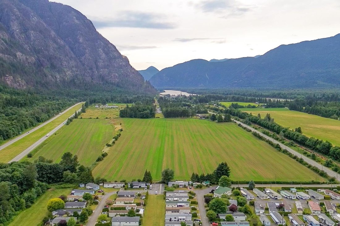 House in Hope, British Columbia, Canada 2 - 18465124