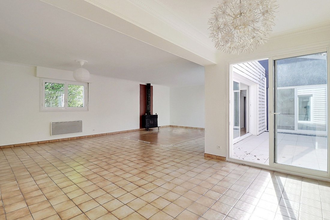 Villa in Mairie, Sainte-Genevieve-des-Bois, France 4 - 18314493