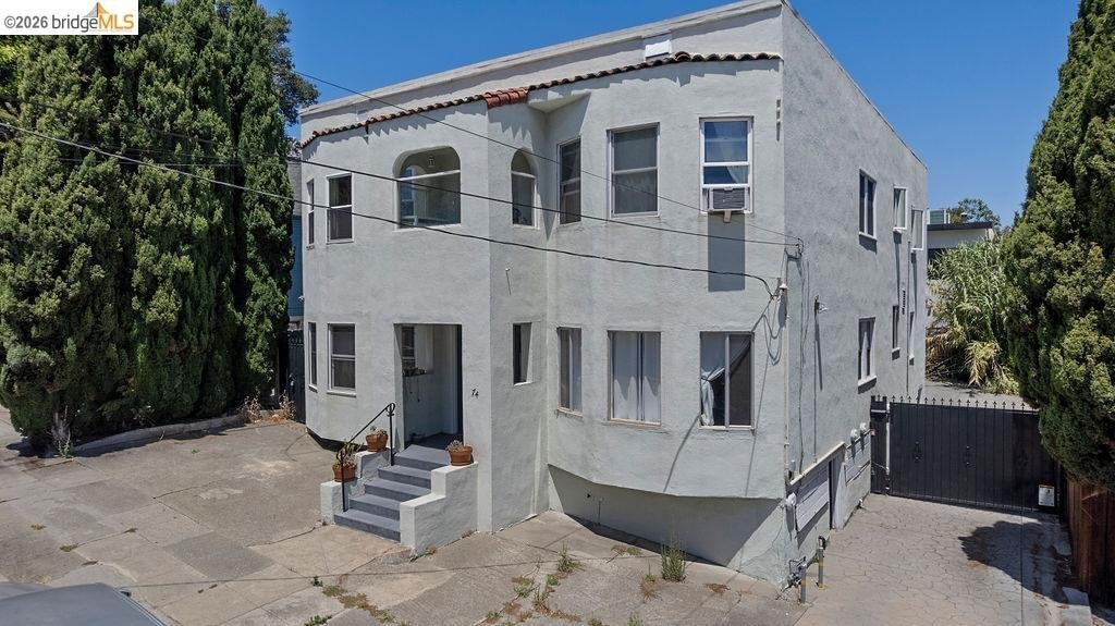 Oakland, California, United States 2 - 18458850