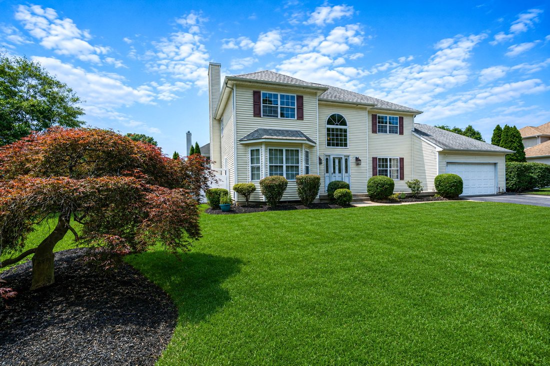House in Coram, New York, United States 1 - 18392680