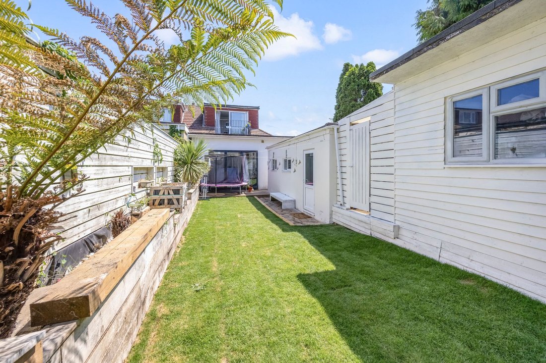 Bungalow in North Lancing, Sompting, England 4 - 18470796