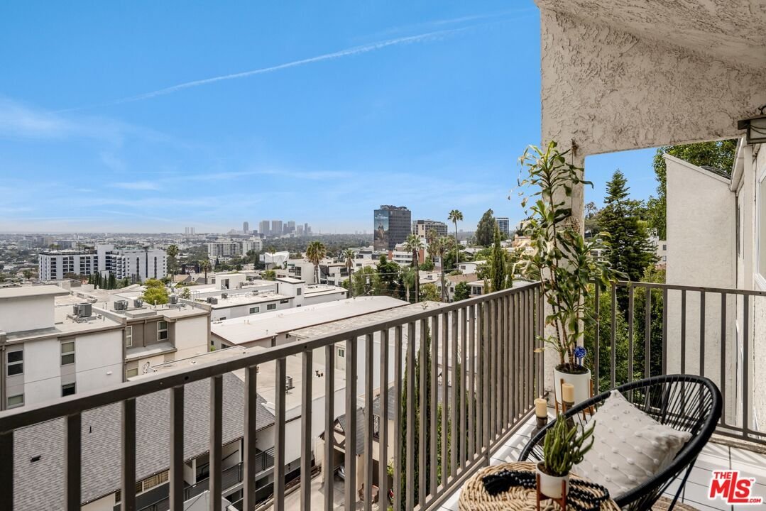 Condo in Los Angeles, California, United States 3 - 18466819