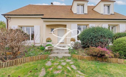 House in Sud, Le Mesnil-le-Roi, France 1