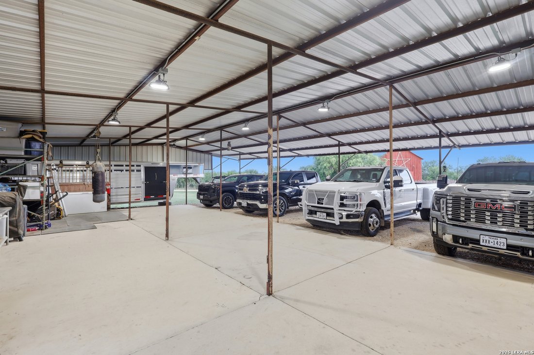 Farm Ranch in La Vernia, Texas, United States 4 - 18470740