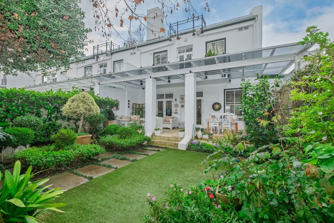 Estate in Constantia, Southern Suburbs, Cape Town 1 - 18458444