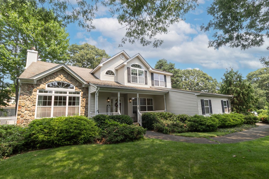 House in Centereach, New York, United States 3 - 18464393