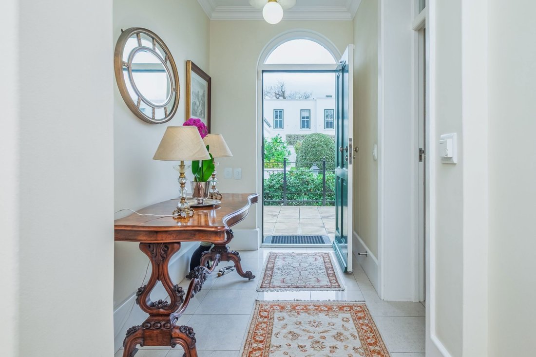 Estate in Constantia, Southern Suburbs, Cape Town 5 - 18458444