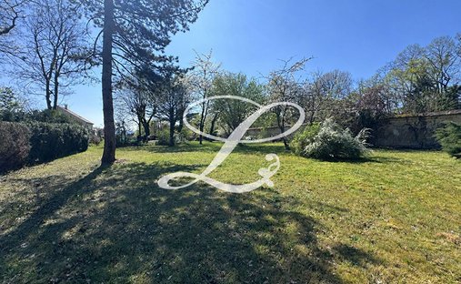Land in Sud, Le Mesnil-le-Roi, France 1