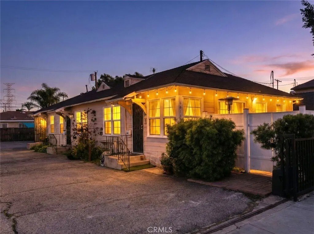 Los Angeles, California, United States 1 - 18463094