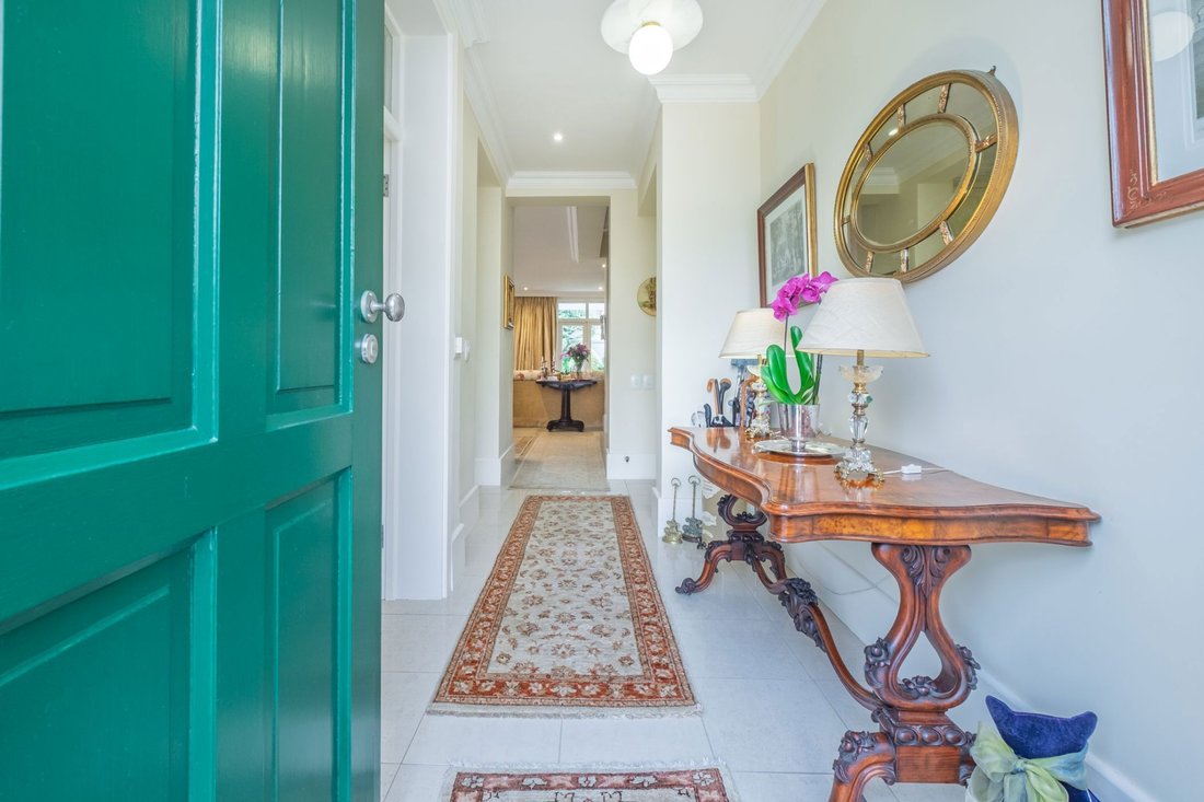 Estate in Constantia, Southern Suburbs, Cape Town 4 - 18458444