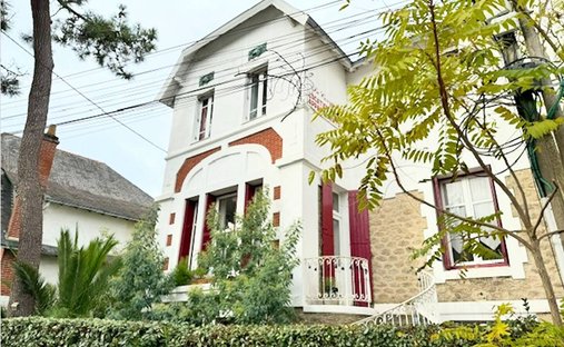 House in Baule, Centre-Val de Loire, France 1