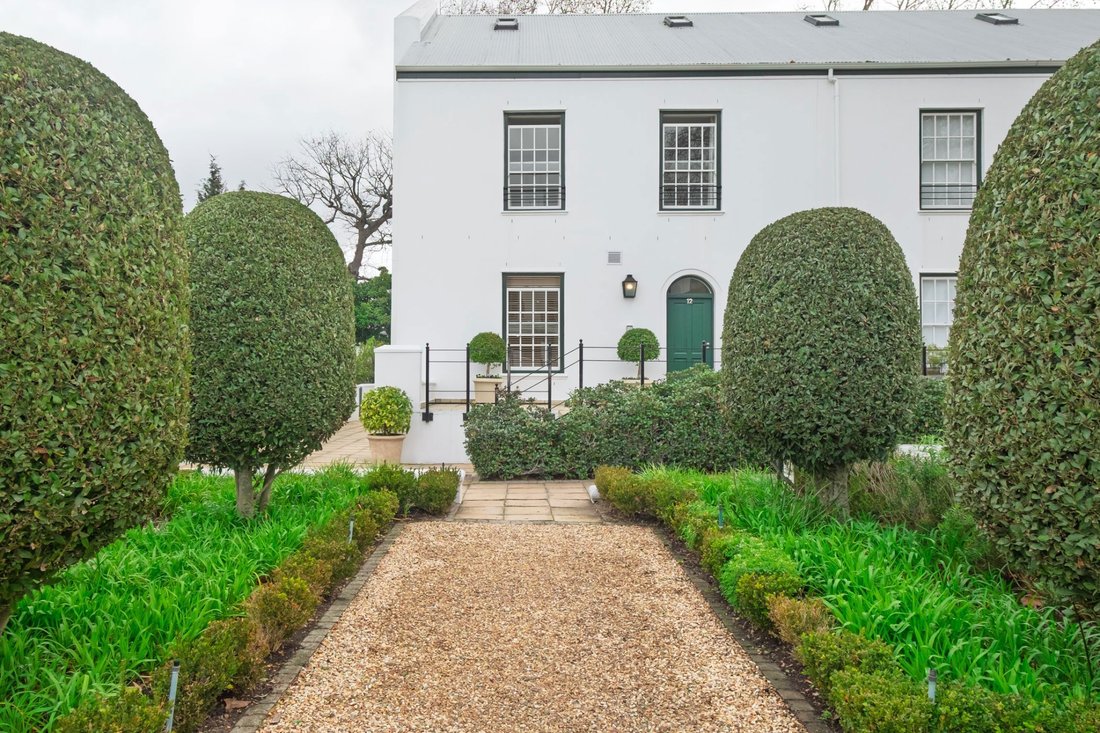 Estate in Constantia, Southern Suburbs, Cape Town 3 - 18458444