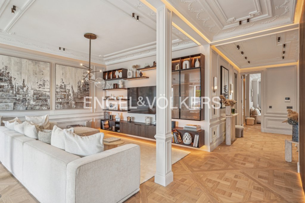 Apartment in Triangle d'Or, Paris 8e Arrondissement, Paris 5 - 18470813