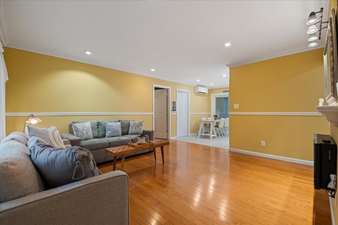 House in Bethpage, New York, United States 4 - 18457491