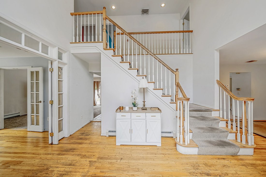 House in Coram, New York, United States 4 - 18392680