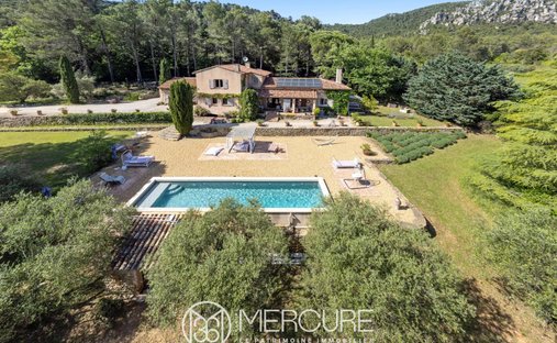 Estate in La Roquebrussanne, Provence-Alpes-Côte d'Azur, France 1
