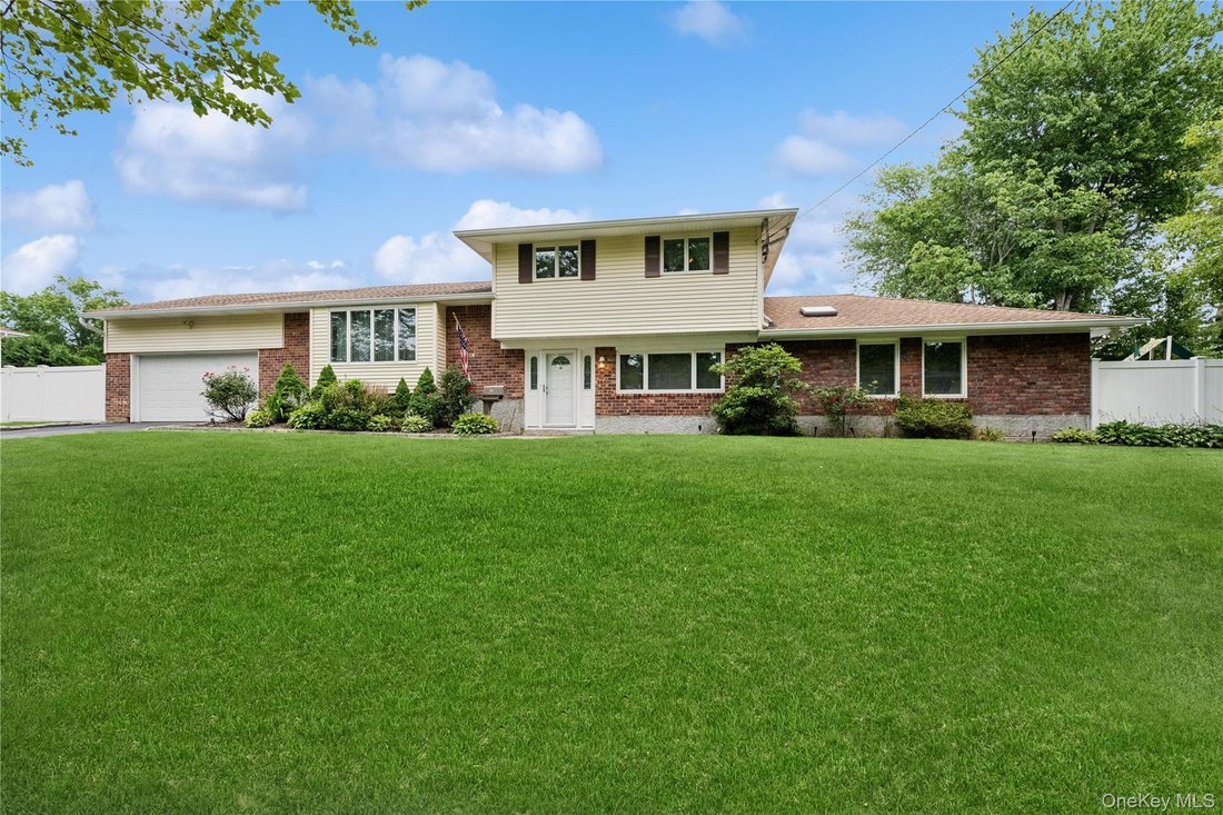 House in Commack, New York, United States 1 - 18460187