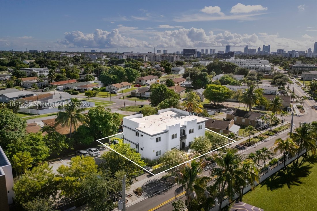 Hallandale Beach, Florida, United States 2 - 16636414