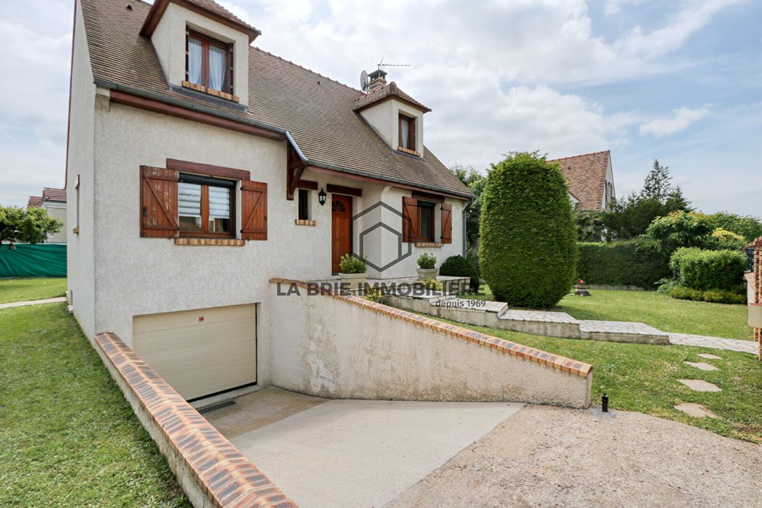 Villa in Le Reveillon, Villecresnes, France 1 - 18469767