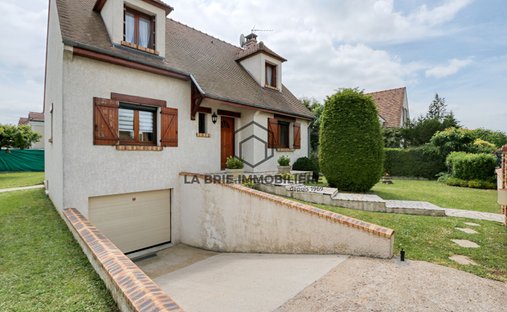 Villa in Le Reveillon, Villecresnes, France 1
