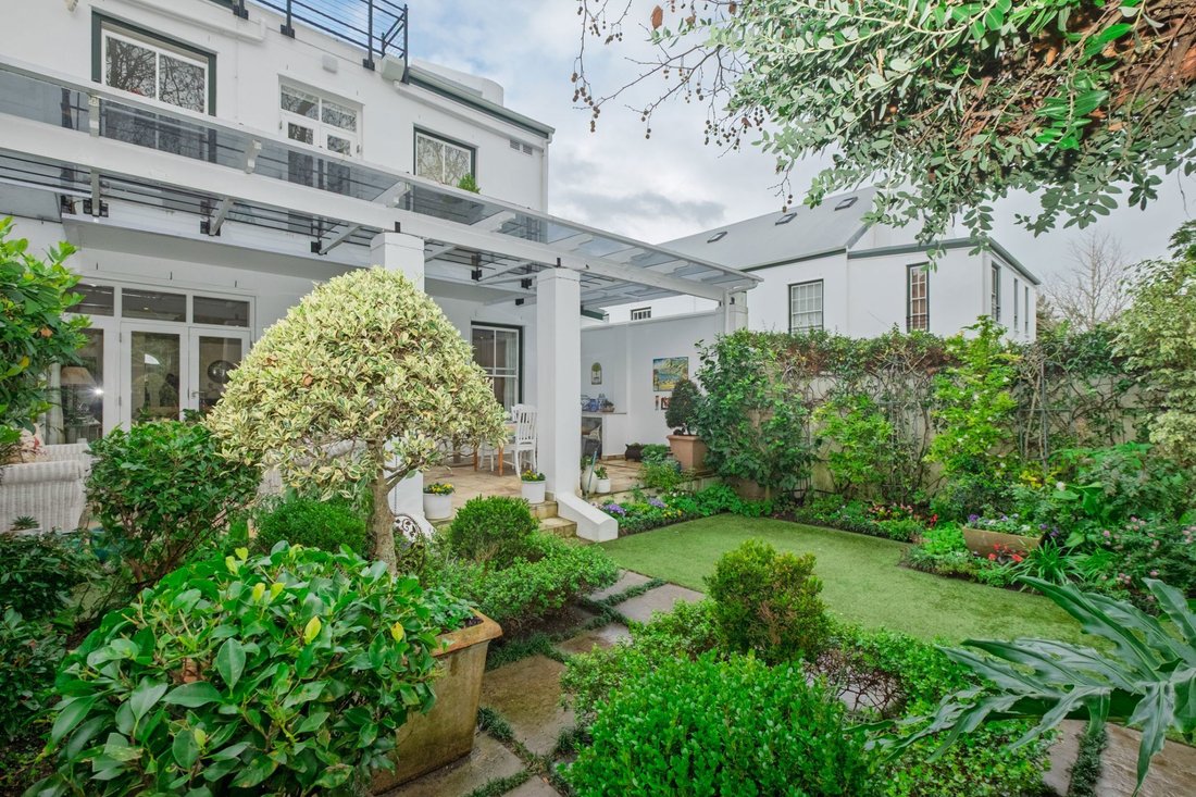 Estate in Constantia, Southern Suburbs, Cape Town 2 - 18458444