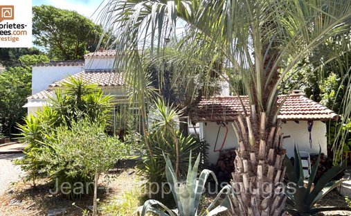 Villa in Saint-Cyr-sur-Mer, Provence-Alpes-Côte d'Azur, France 1