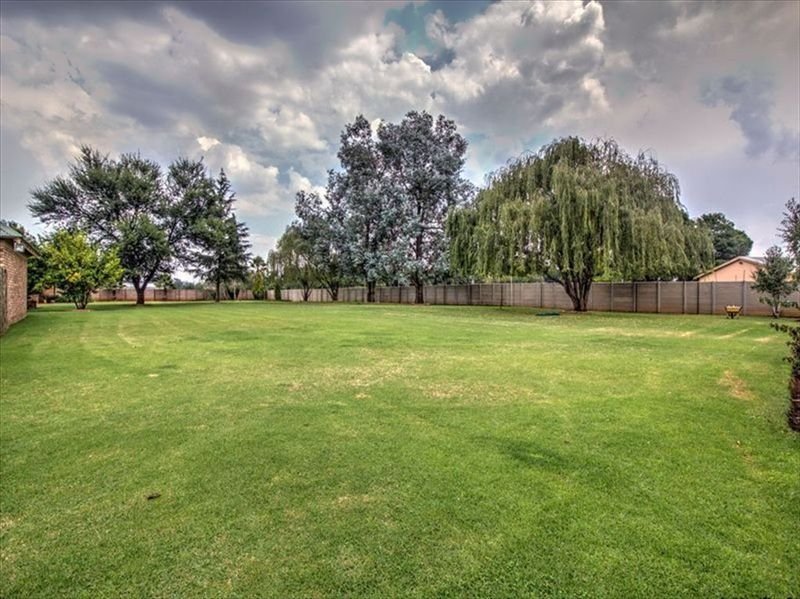 Estate in Glen marais, Gauteng, South Africa 4 - 18464507