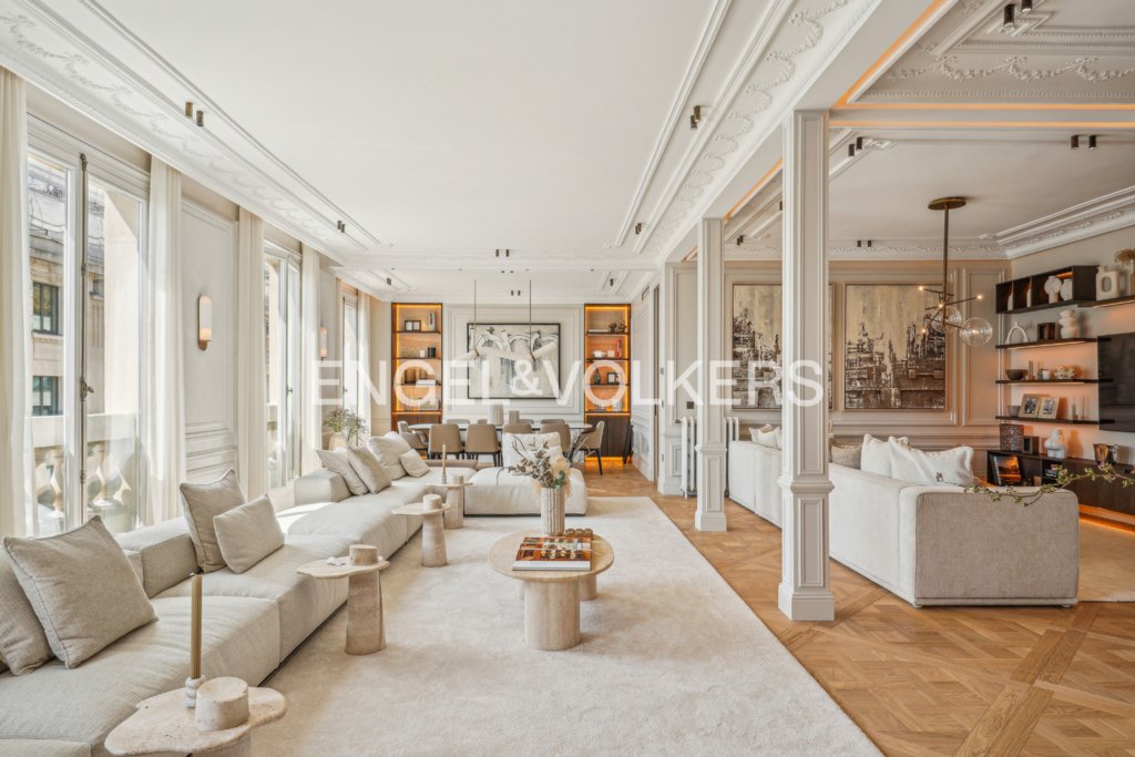 Apartment in Triangle d'Or, Paris 8e Arrondissement, Paris 2 - 18470813
