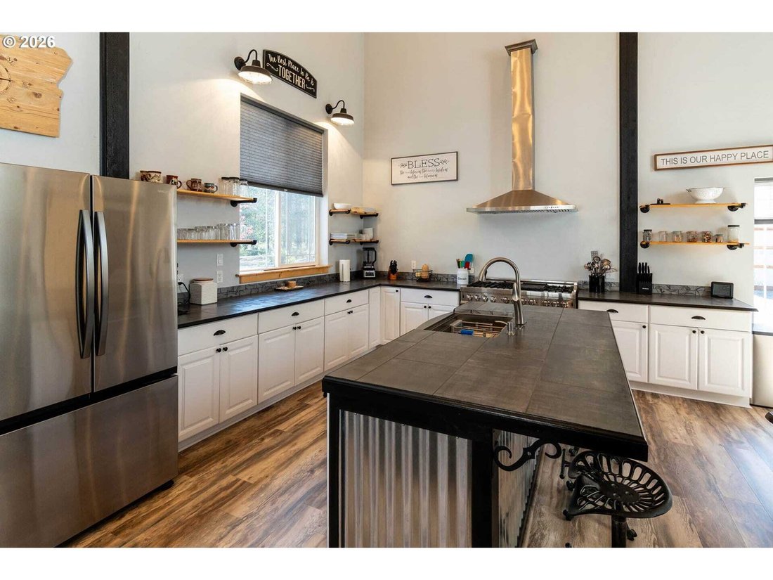 House in Gilchrist, Oregon, United States 5 - 18460529
