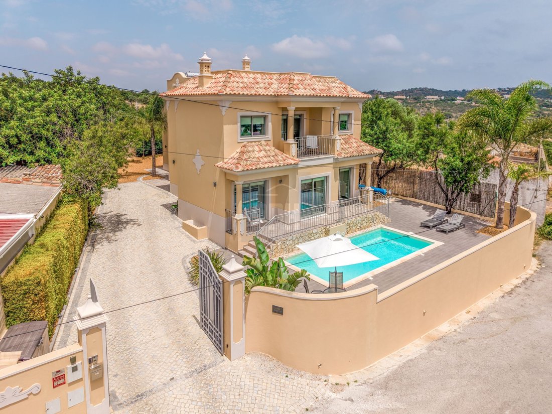 Villa in Loule (Sao Clemente), Algarve, Portugal 1 - 18460761
