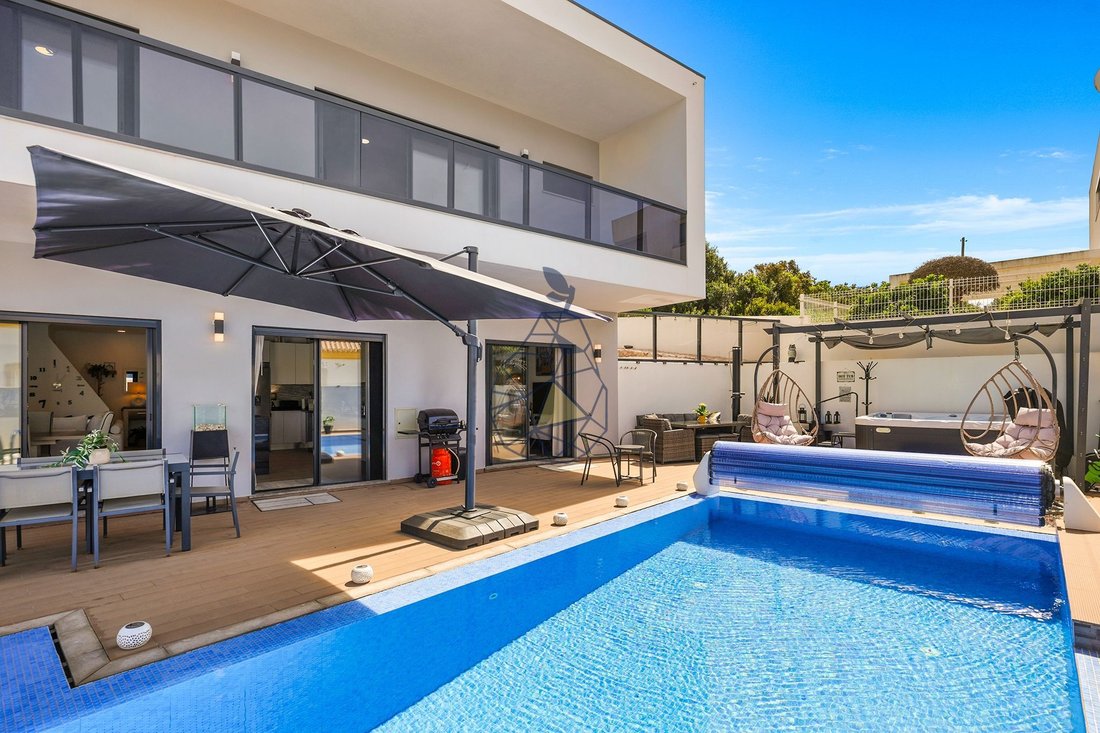 Villa in Mexilhoeira Grande, Algarve, Portugal 1 - 17746228
