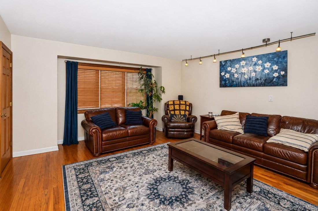 West Babylon, New York, United States 5 - 18451351