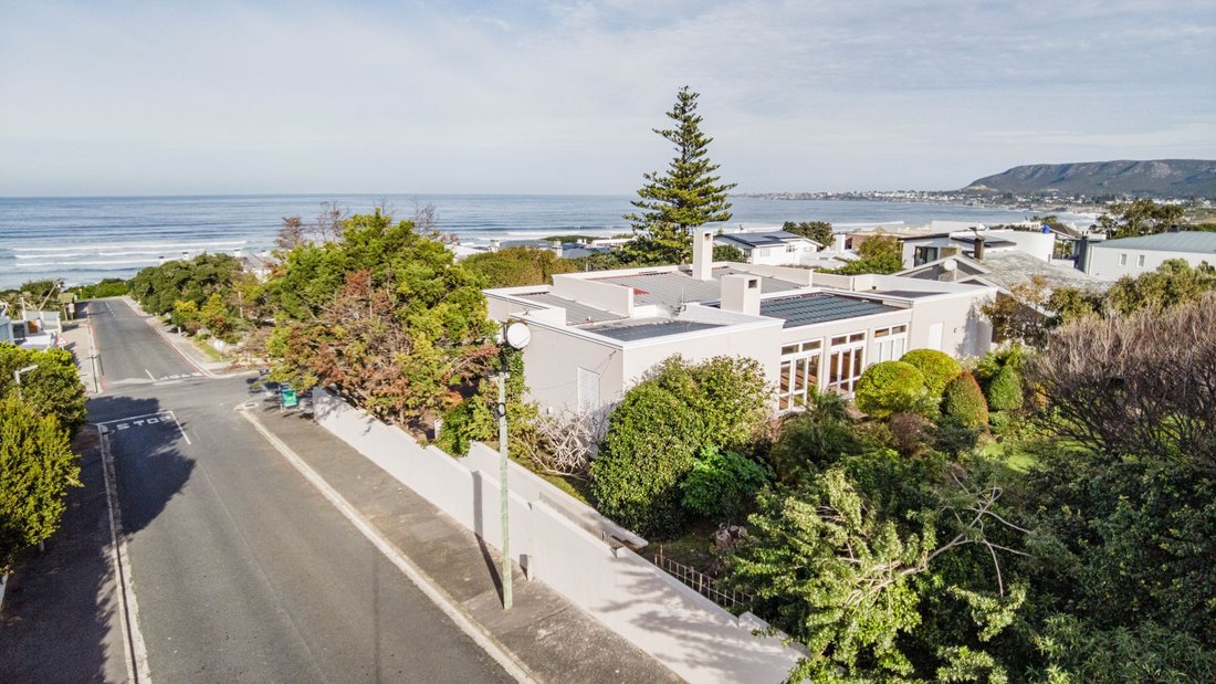House in Overstrand Local Municipality, Western Cape, South Africa 2 - 18469673